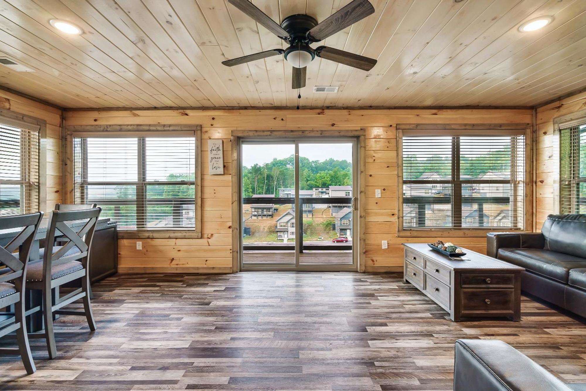 Smokies Treehouse * Sevierville